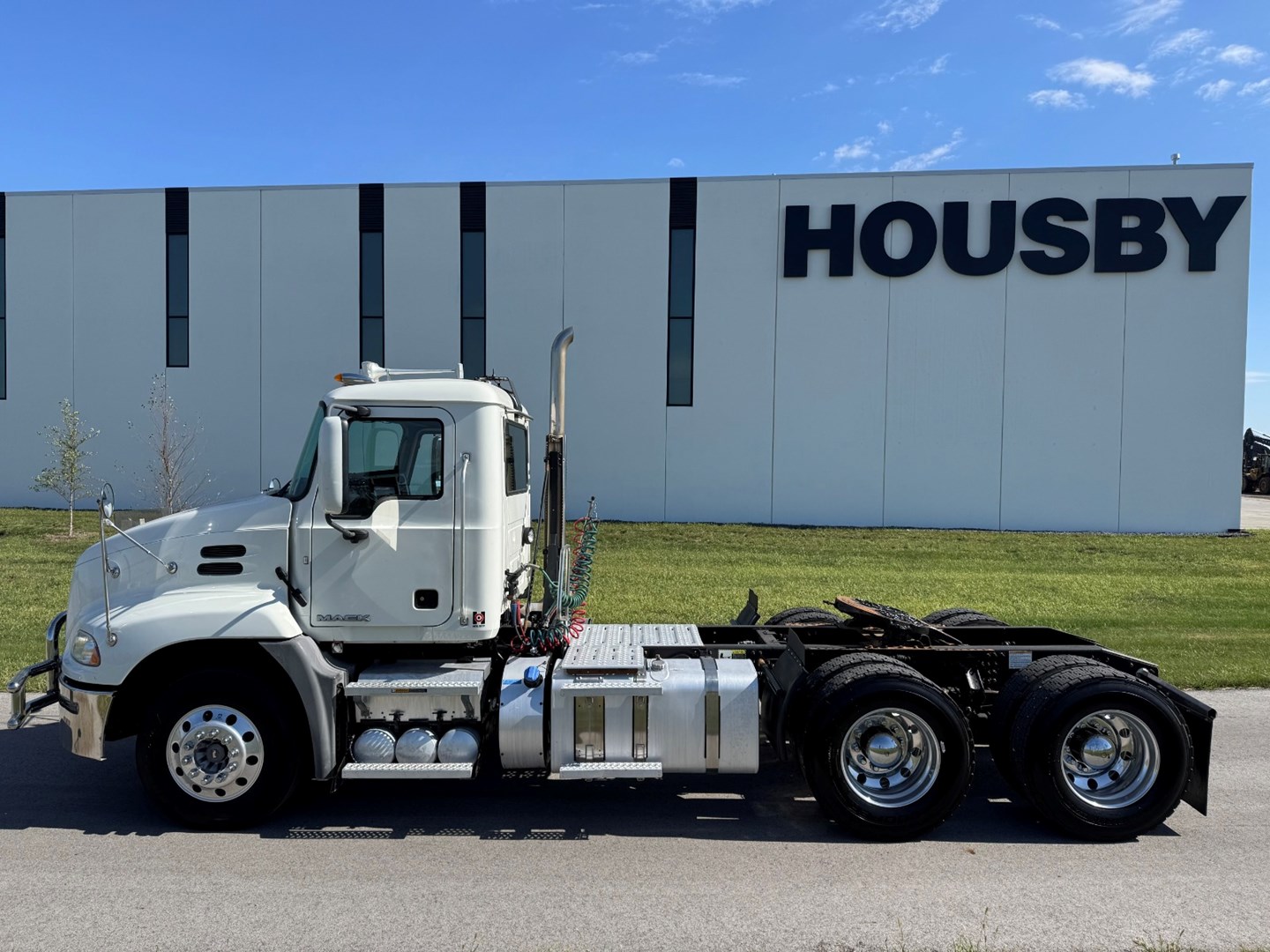2016 MACK CXU613 - USED TRUCKS DAY CAB - image 3